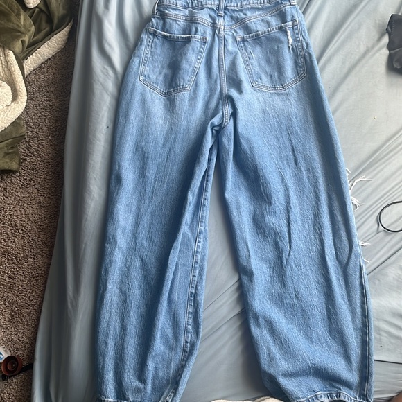 A blue/gray undertone, ripped jeans,high rise, functional jean baggy jean,cottom - Picture 7 of 11